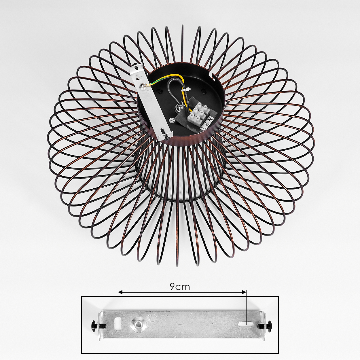 Draufsicht auf eine Drahtrahmen-Deckenlampe, die die Halterung und die elektrischen Komponenten zeigt.