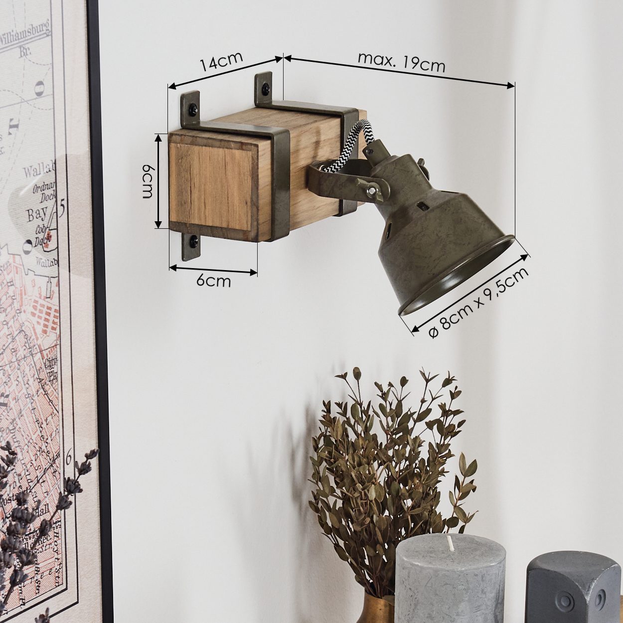 Wandleuchte mit Holzsockel und Metall-Spotlight, mit Maßangaben für Höhe und Breite.