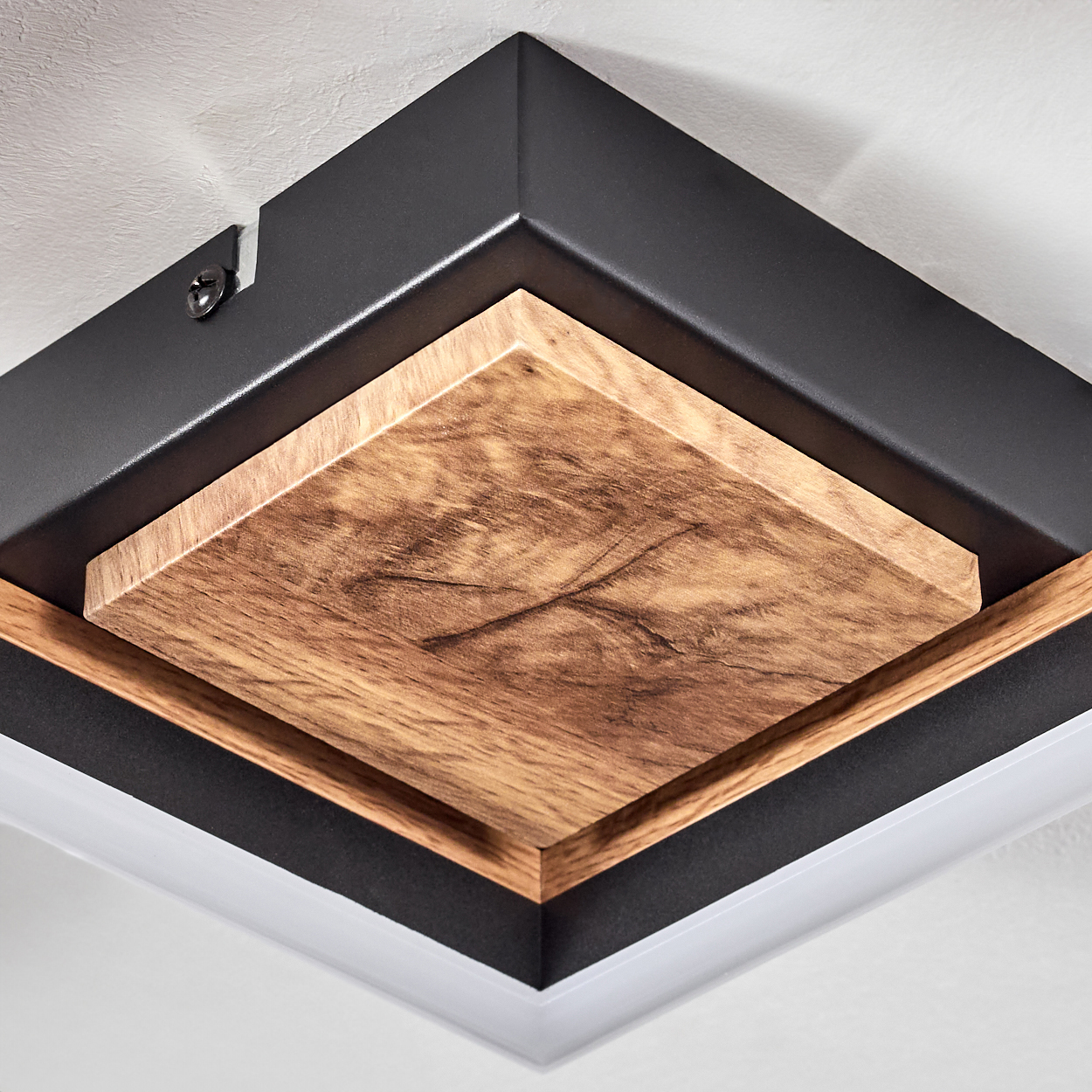 Quadratische Deckenleuchte mit Holz- und schwarzem Rahmen, Holzquadrat in der Mitte.
