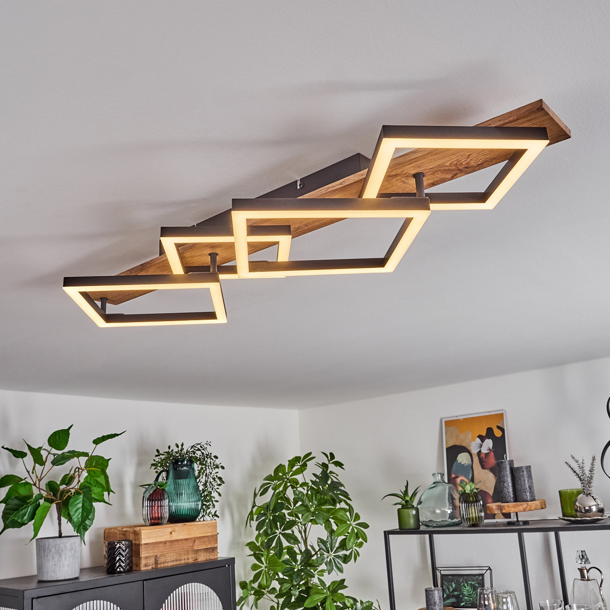 Deckenleuchte mit quadratischen Rahmen, Holz und Schwarz. Pflanzen und Dekoration im Raum.