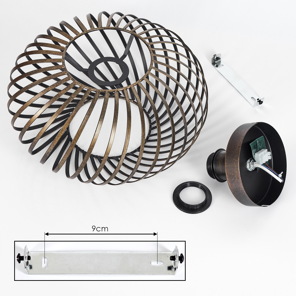 Lampenteile: spiralförmiger Drahtrahmen, Halterung, Sockel mit Draht und Ring. Alles auf weißem Hintergrund.