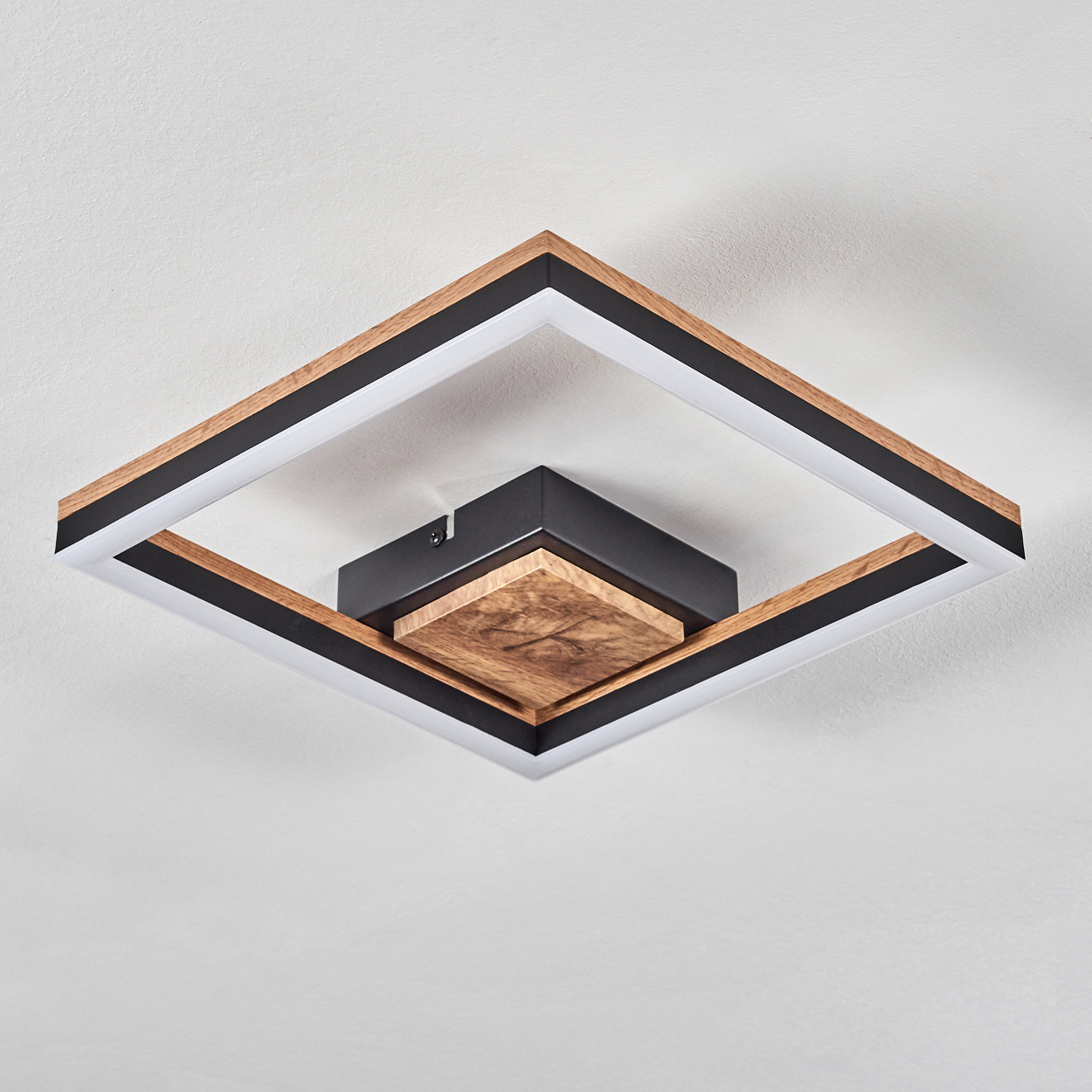 Quadratische Deckenleuchte mit Holz- und schwarzem Rahmen, weißes Licht im Inneren. Sauberer, weißer Hintergrund.