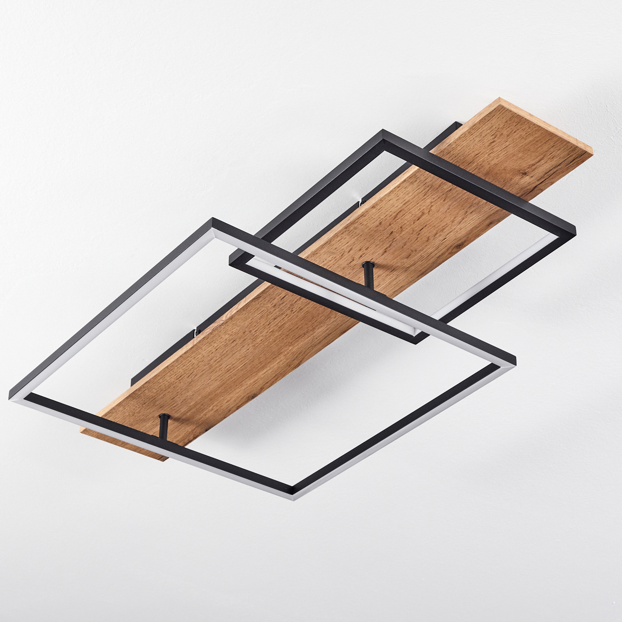 Deckenlampe. Holzplanken und quadratische Lichter in versetztem Design. Weiße Decke. Schwarz-Weiß-Rahmen.