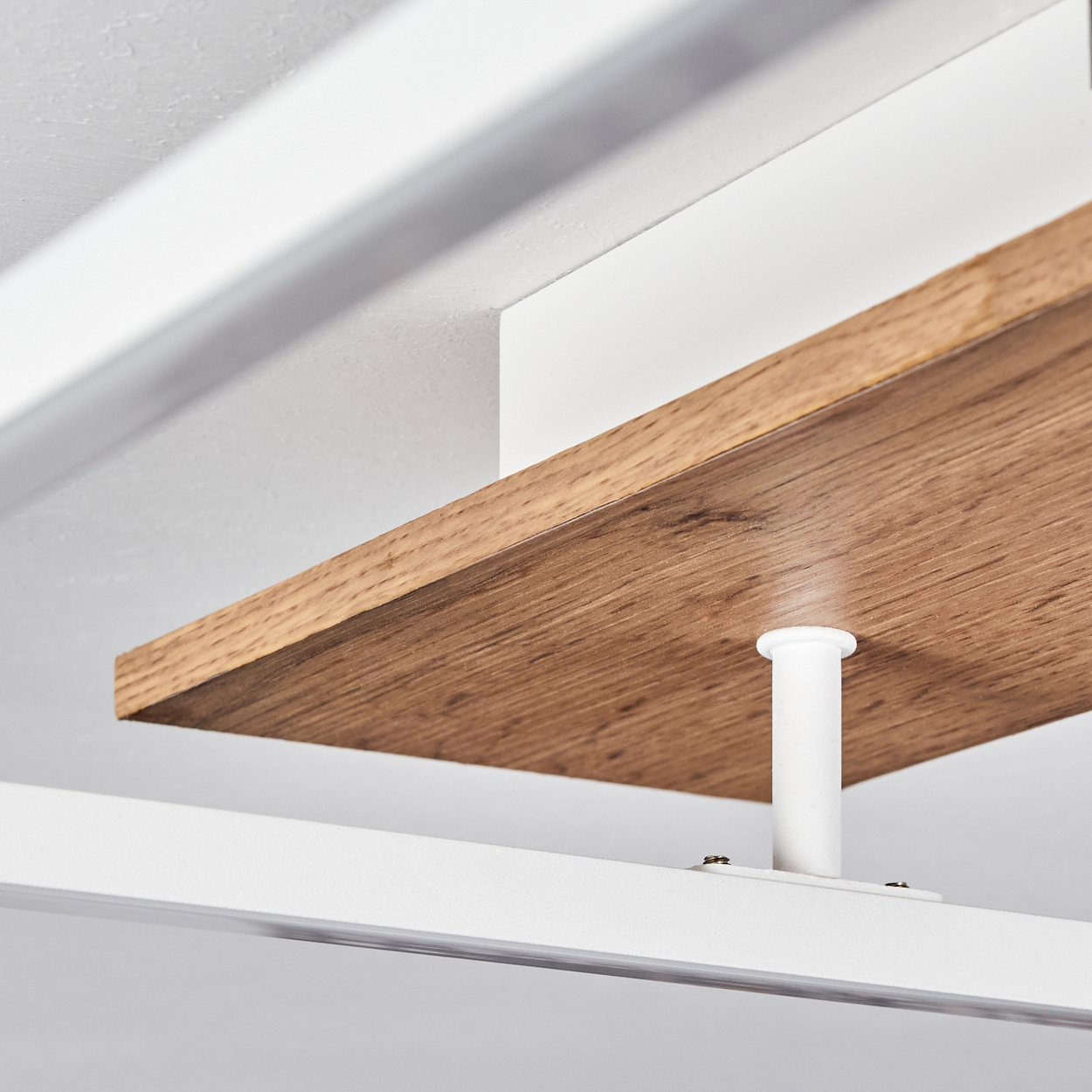 Nahaufnahme der Deckenleuchte, Holz- und Weißelemente verbunden.