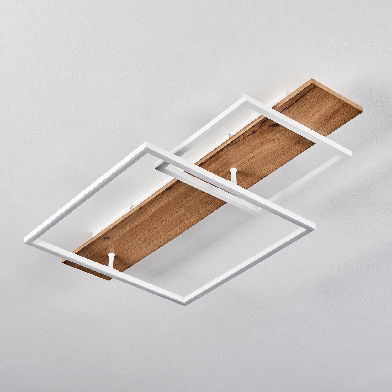 Deckenleuchte mit weißen Rahmen und Holzbrettern. Die Leuchte hat ein modernes Design und ist an einer weißen Decke montiert.