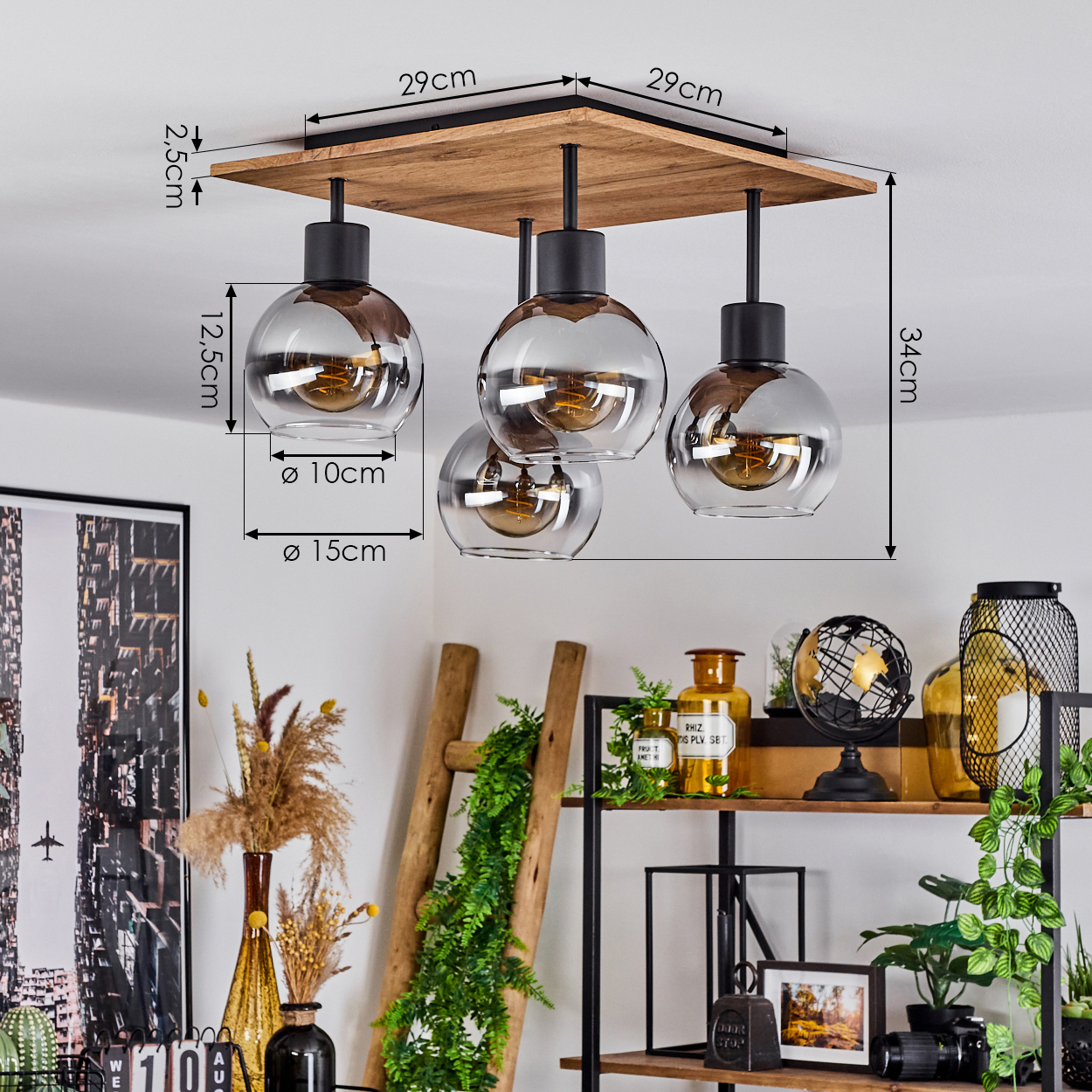 Eine quadratische Holzdeckenleuchte mit vier Glasbirnen hängt über der Dekoration in einem Regal.