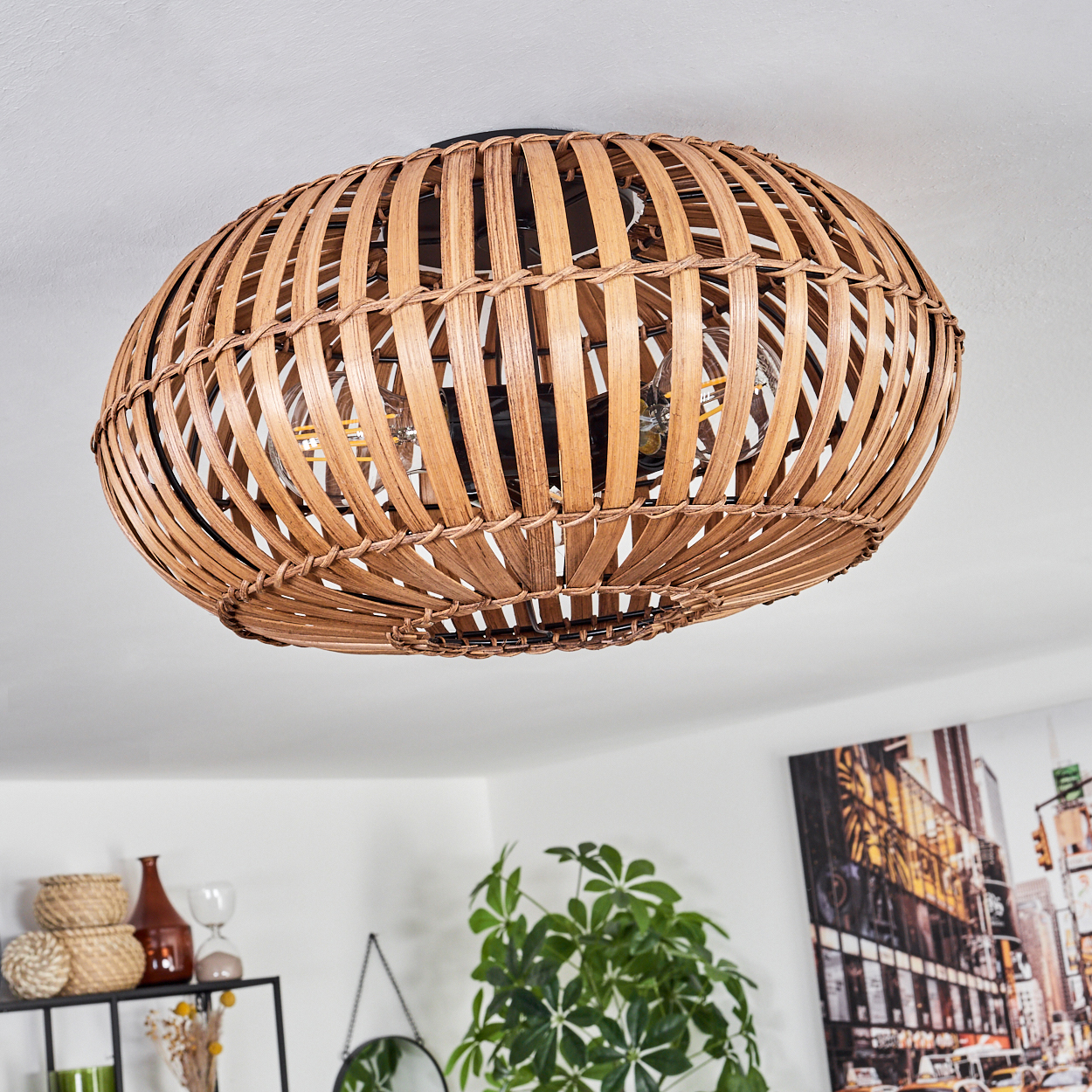 Eine Rattan-Deckenlampe mit drei sichtbaren Glühbirnen in einer häuslichen Umgebung.