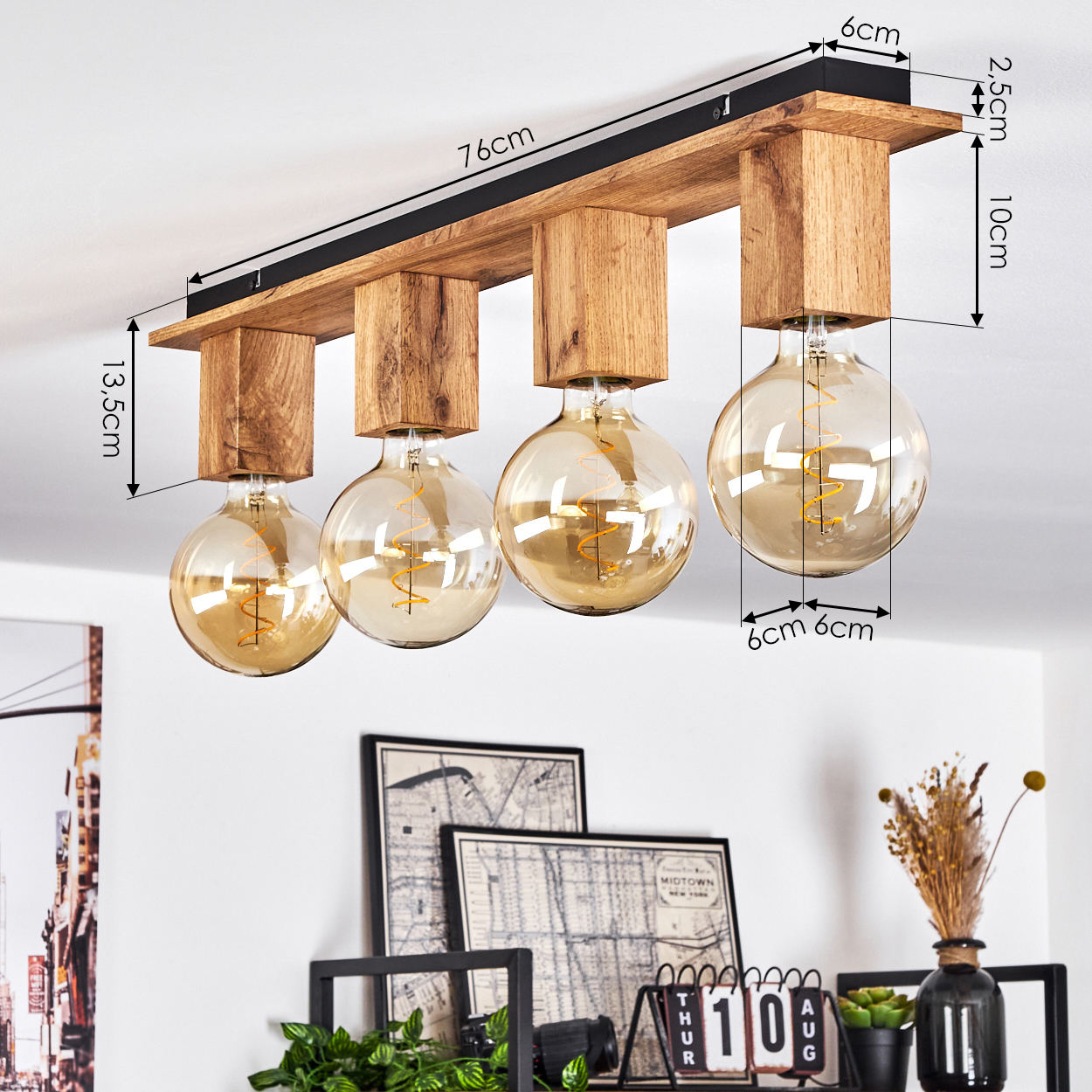 Holzdeckenlampe mit vier großen, kugelförmigen Glühbirnen. Abmessungen werden angezeigt. Hintergrund hat Dekor.