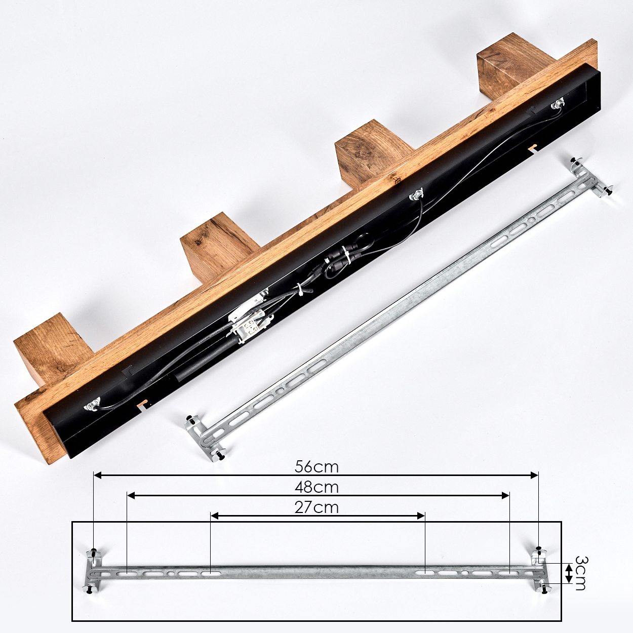 Holzleuchte mit einer Metallstützstange und angezeigten Maßen.
