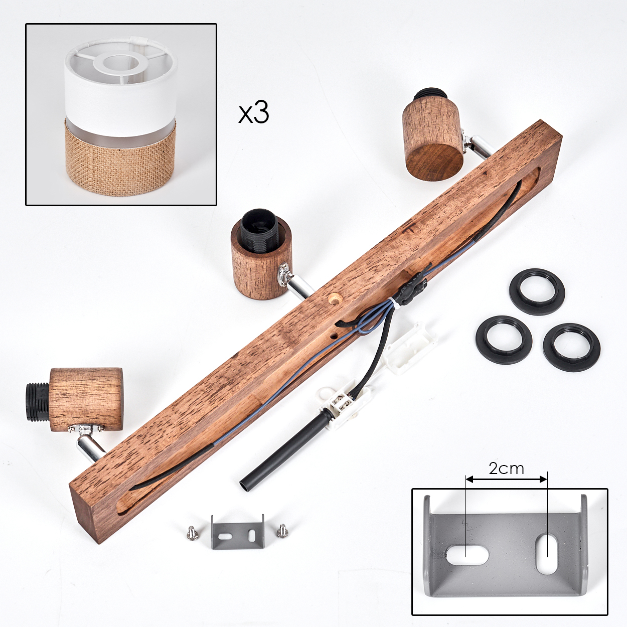 Zerlegte Holzleuchte mit Befestigungsmaterial und Lampenschirmeinsatz.