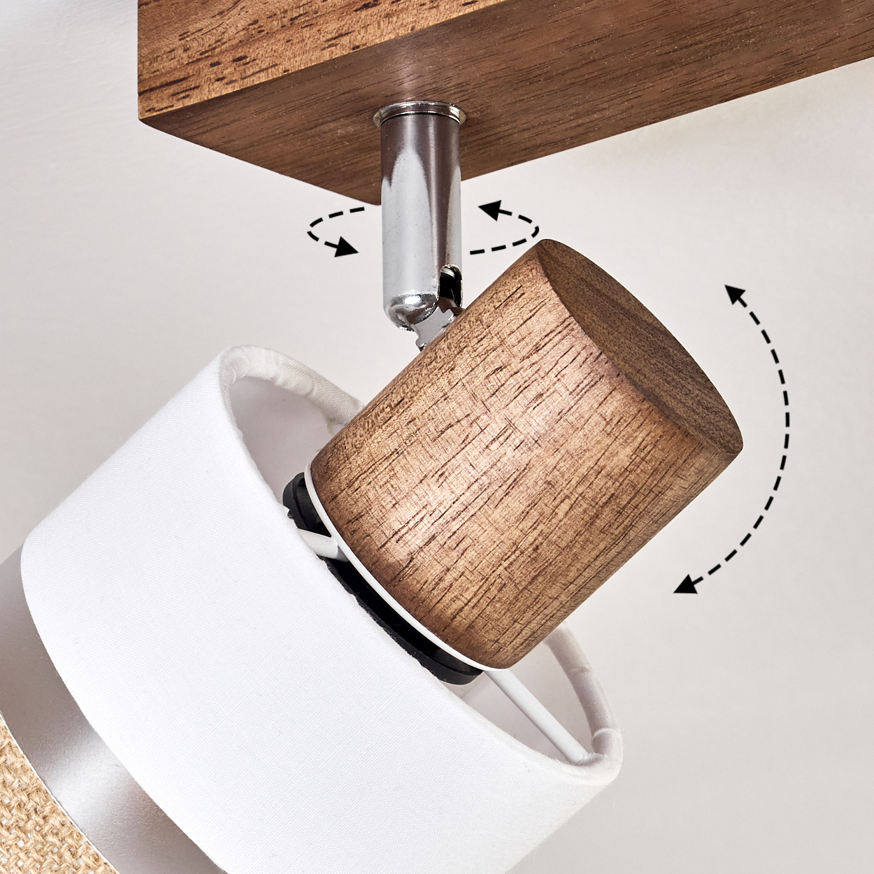 Nahaufnahme einer Lampe mit einem Holzoberteil, einem weißen Schirm und einem Burlapboden.