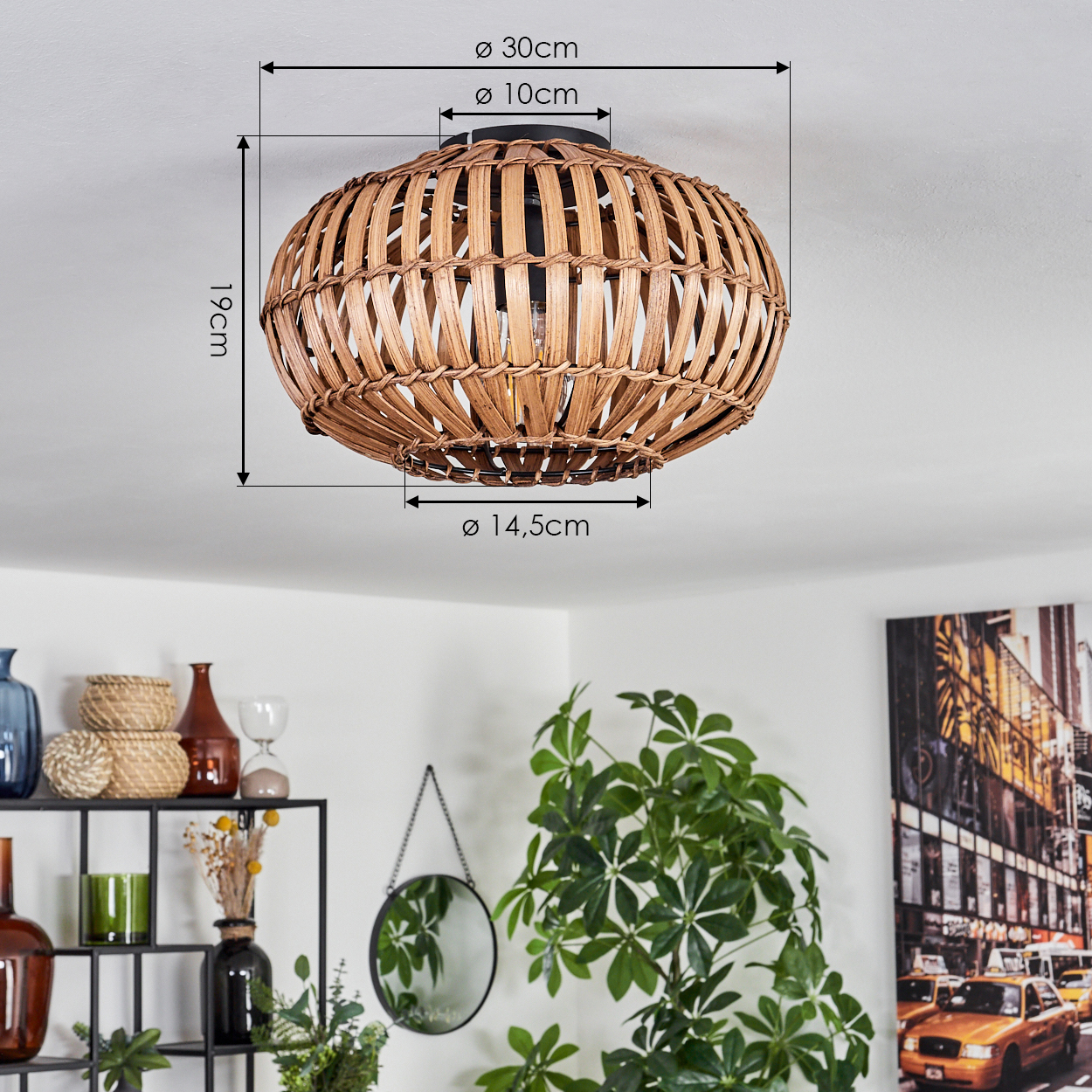 Geflochtene Rattan-Deckenlampe mit Maßangaben. Pflanzen und Deko in der Ecke.