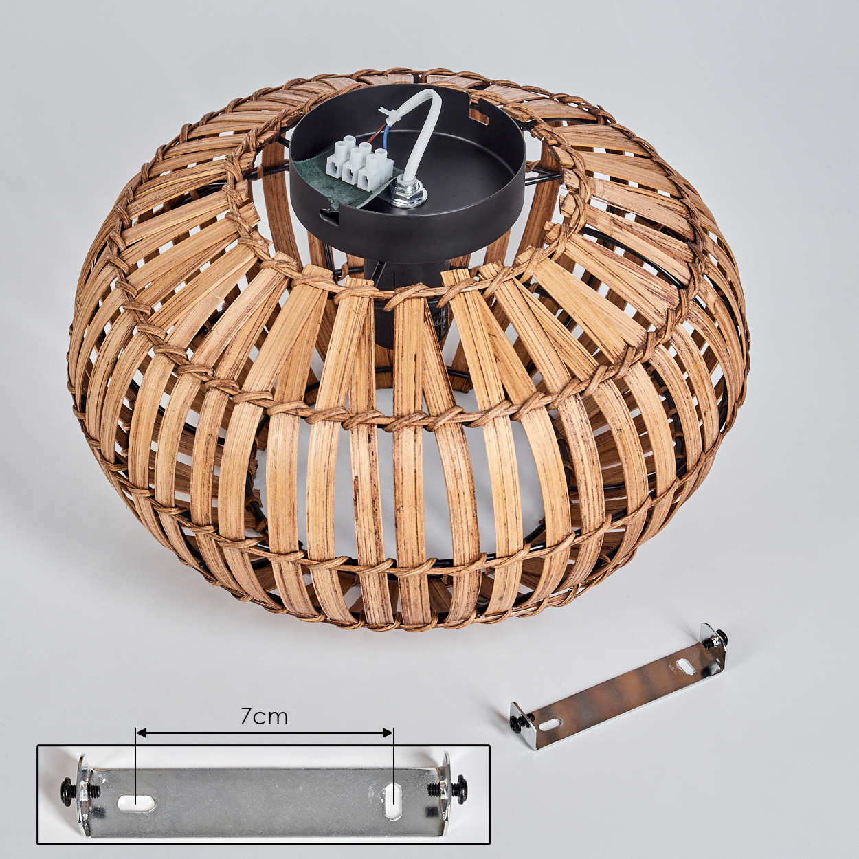 Geflochtene Rattan-Deckenlampe mit schwarzem Sockel und Halterung.