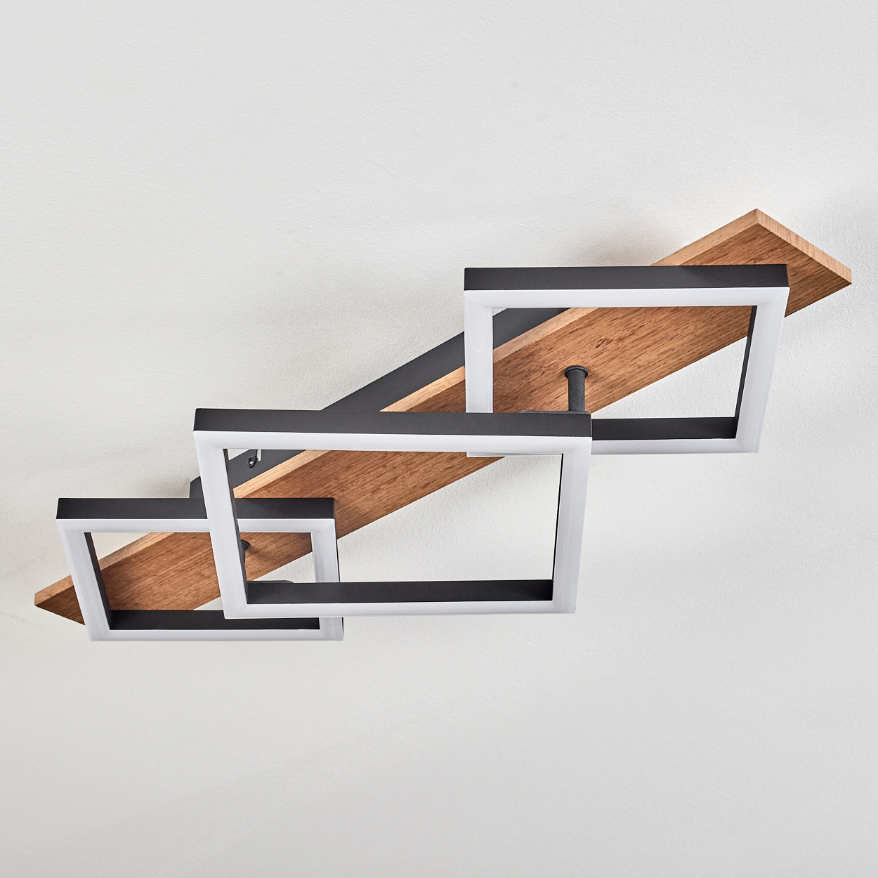 Deckenleuchte mit quadratischen Rahmen, Holz und Schwarz, auf weißem Hintergrund. Rahmen sind versetzt.
