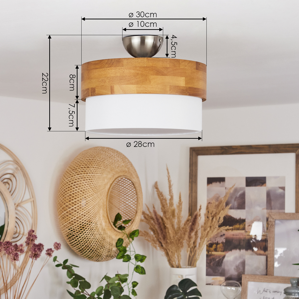 Deckenlampe mit Holz- und Weißelementen, Abmessungen in Zentimetern beschriftet und gerahmte Deko.