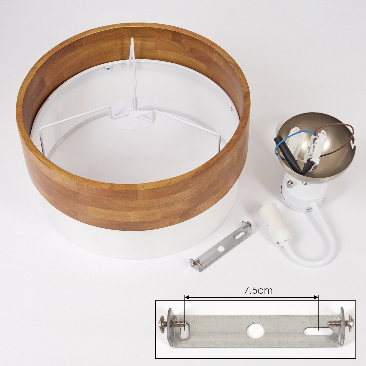 Zerlegte Deckenlampe, die Komponenten zeigt: Holzring, weißer Schirm und Anschluss.