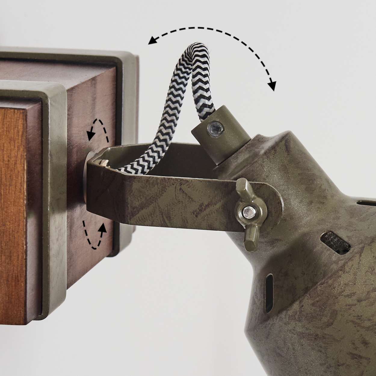 Eine Lampe mit Holzkasten und grünem Lampenkopf. Der Lampenkopf ist mit einem gestreiften Kabel verbunden.