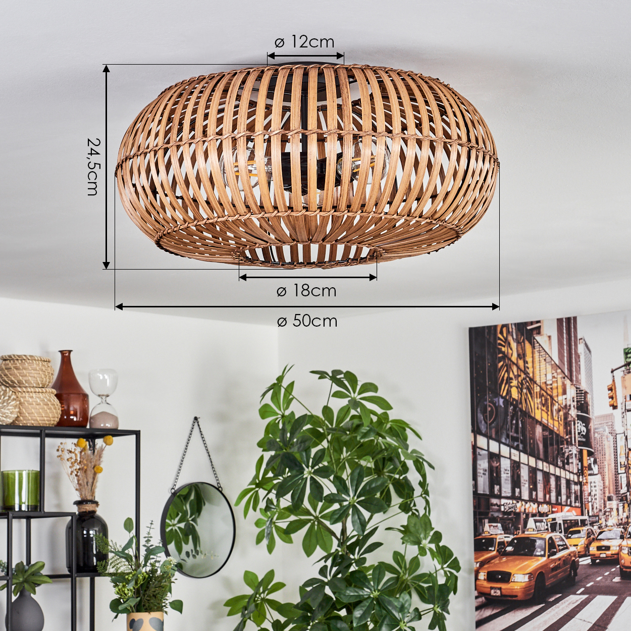 Eine gewebte Rattan-Deckenleuchte, Abmessungen angegeben. Sie ist oval und hängt in einem Raum.