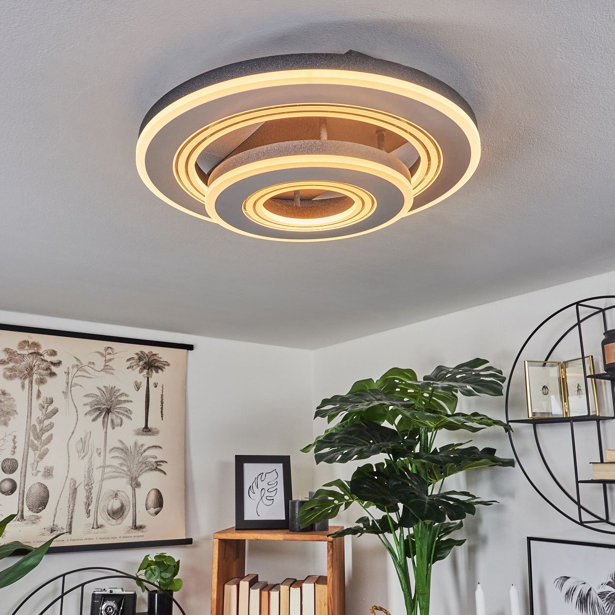 Moderne Deckenleuchte mit Spiraldesign in Weiß, Grau und Schwarz, mit einer Raumszene darunter.