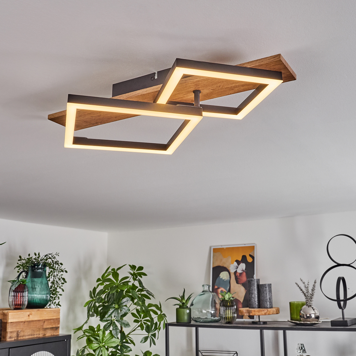 Deckenlampe mit Holz- und schwarzem Rahmen, zwei rechteckige Leuchten, im Raum.