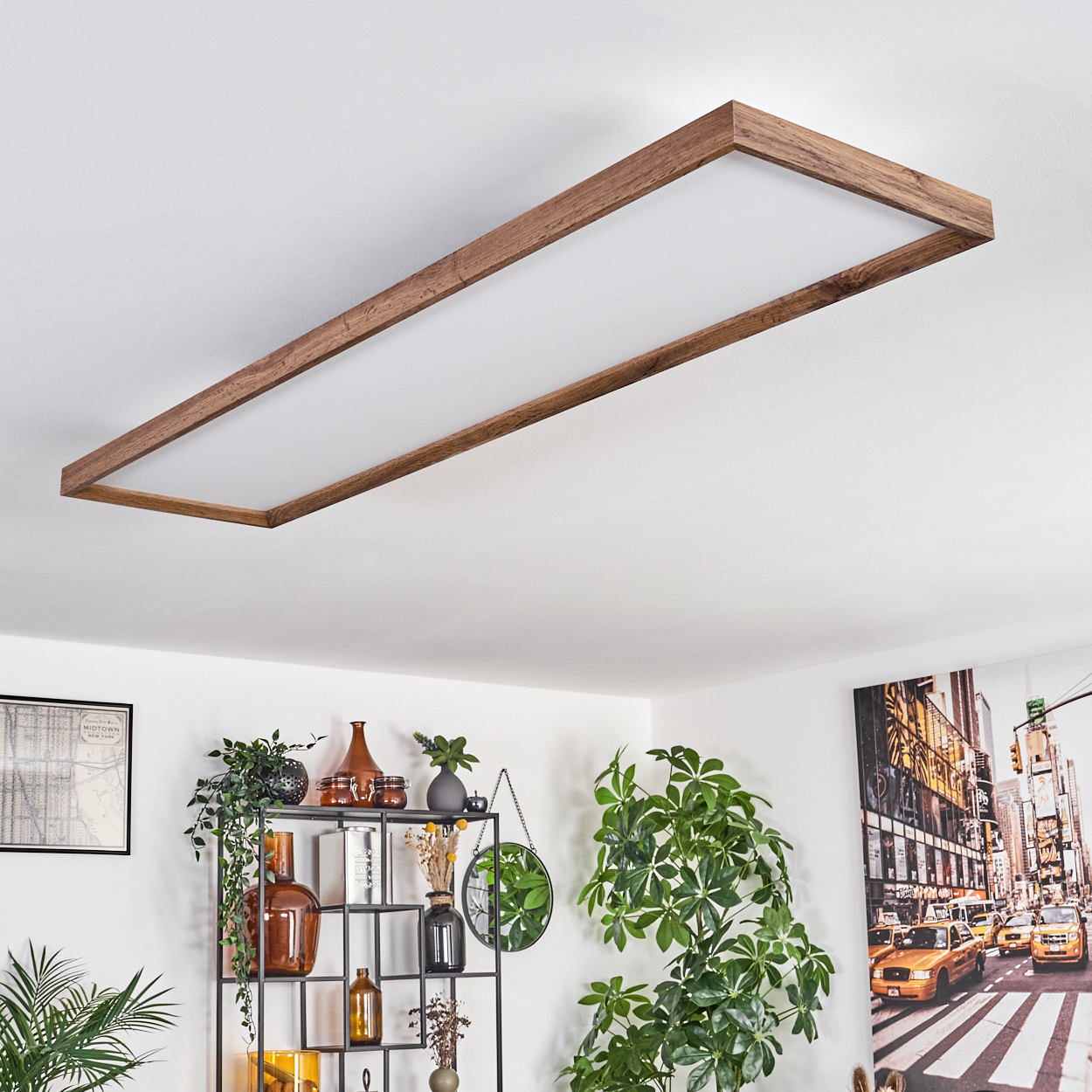 Rechteckige Deckenleuchte mit Holzrahmen, weißem Licht, über einem Raum.
