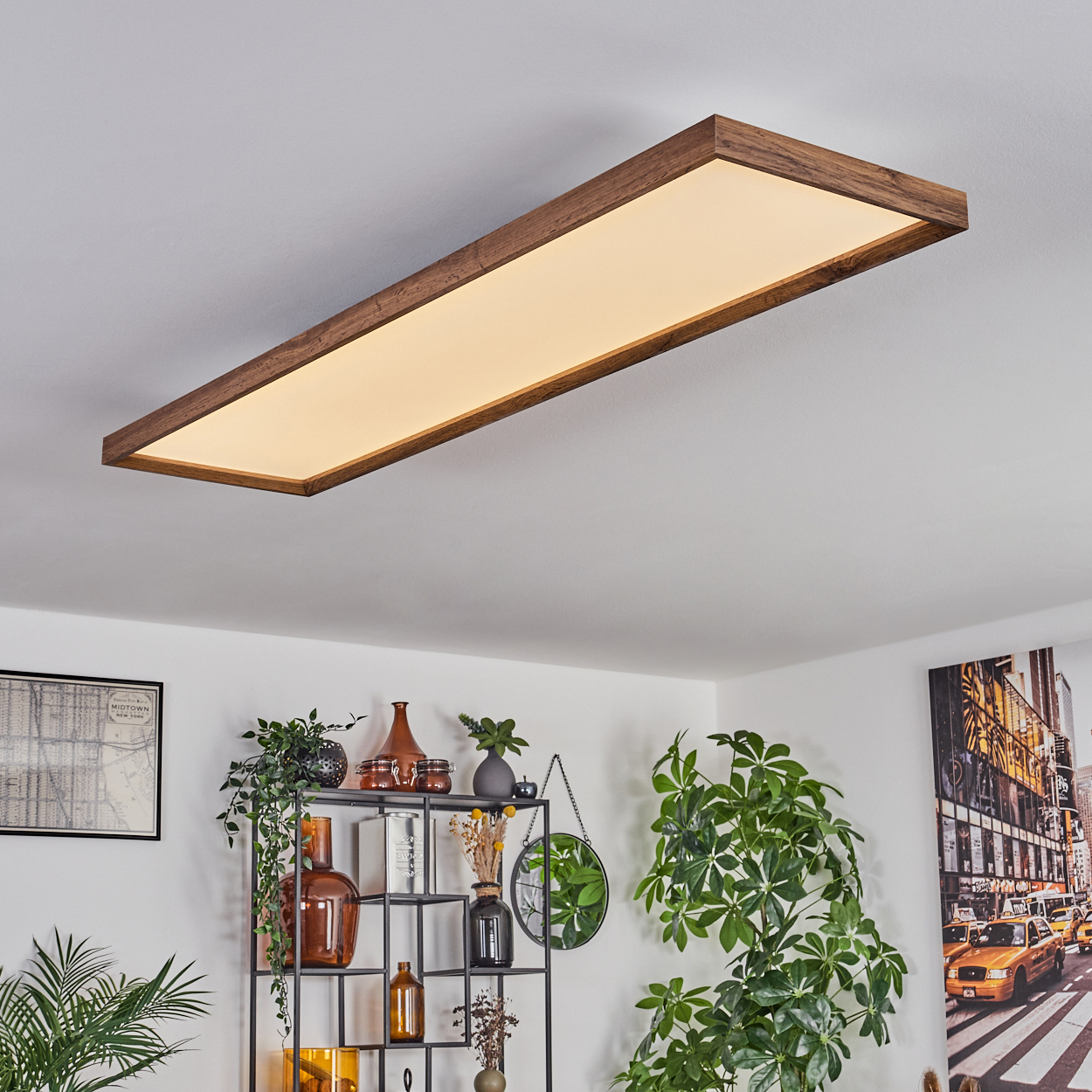 Eine rechteckige Deckenleuchte mit Holzrahmen und weißer Lichtquelle. Das Licht ist eingeschaltet.