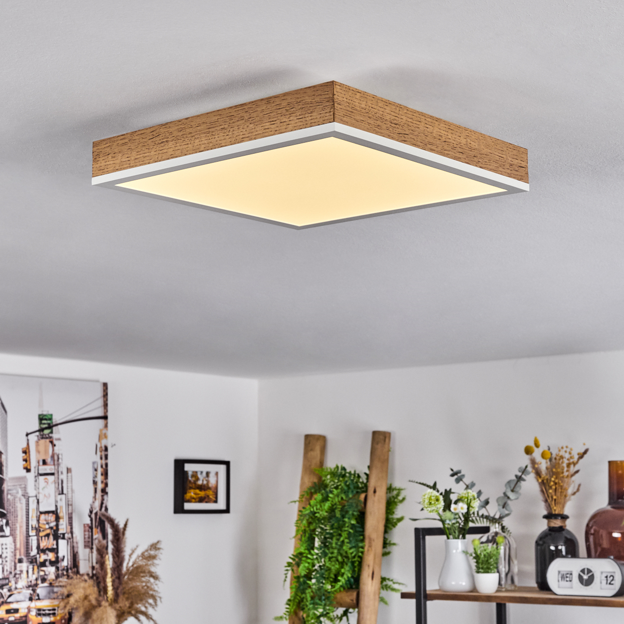 Quadratische Deckenleuchte mit Holzverkleidung in einem Wohnzimmer mit Dekoration.