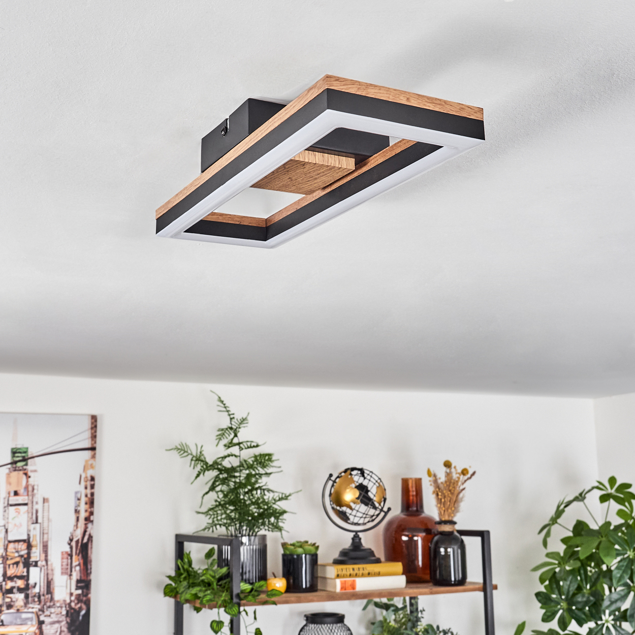 Eine Deckenleuchte mit Holzmittelteil, eingerahmt in Schwarz und Weiß. Weißer Hintergrund.