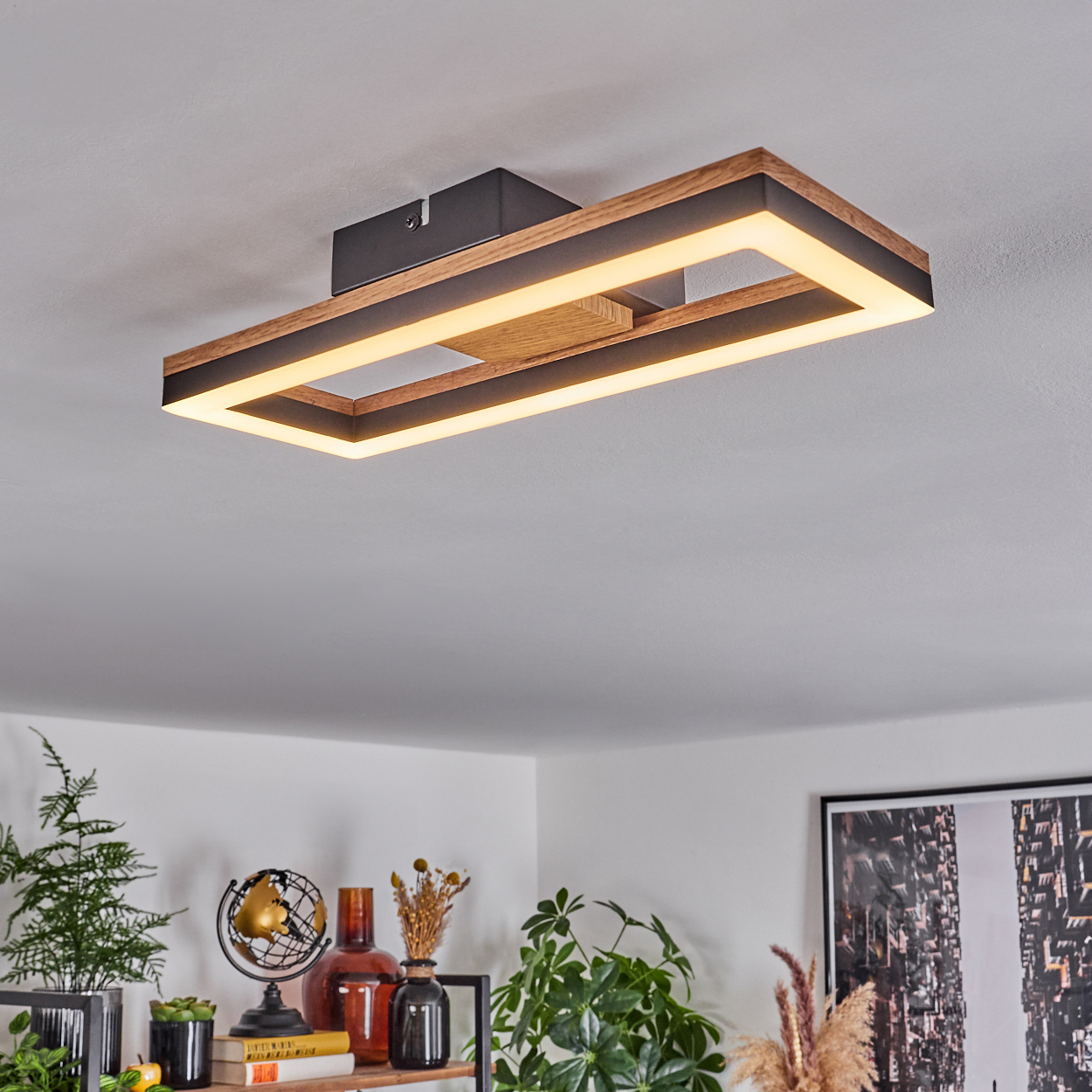Rechteckige moderne Deckenleuchte mit Holzverkleidung, in Wohnzimmerumgebung.