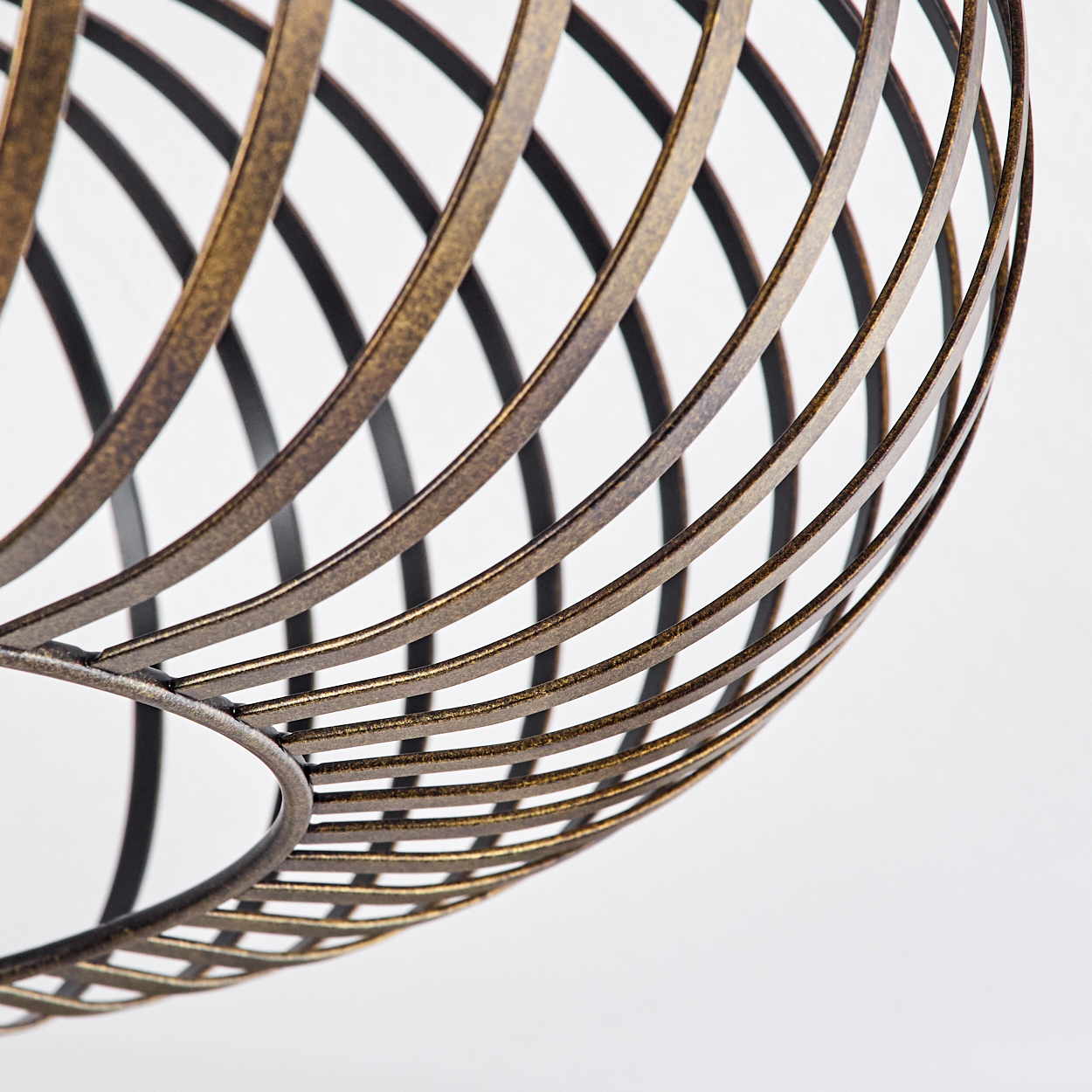 Nahaufnahme einer bronzefarbenen, käfigartigen Leuchte. Es ist ein Metalldesign.