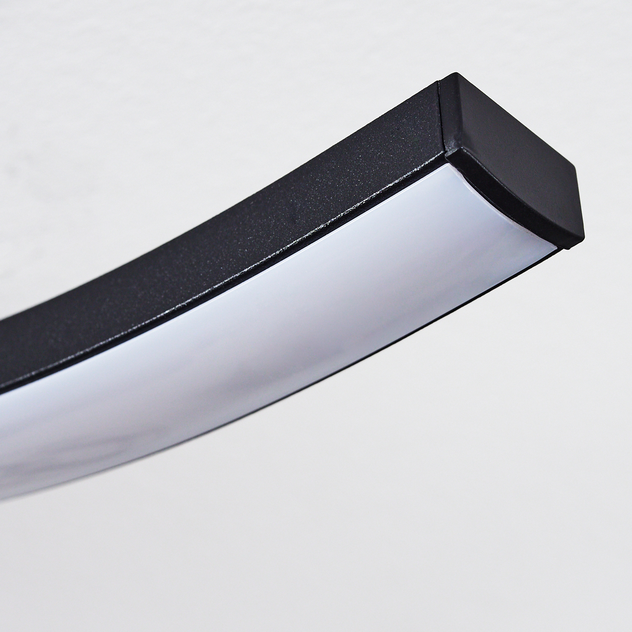 Schwarz-weiße moderne Deckenleuchte mit rechteckiger Form.