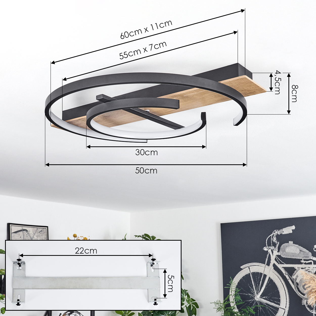 Deckenlampe mit Holzsockel, schwarzen Metallelementen und einem Lichtstreifen.