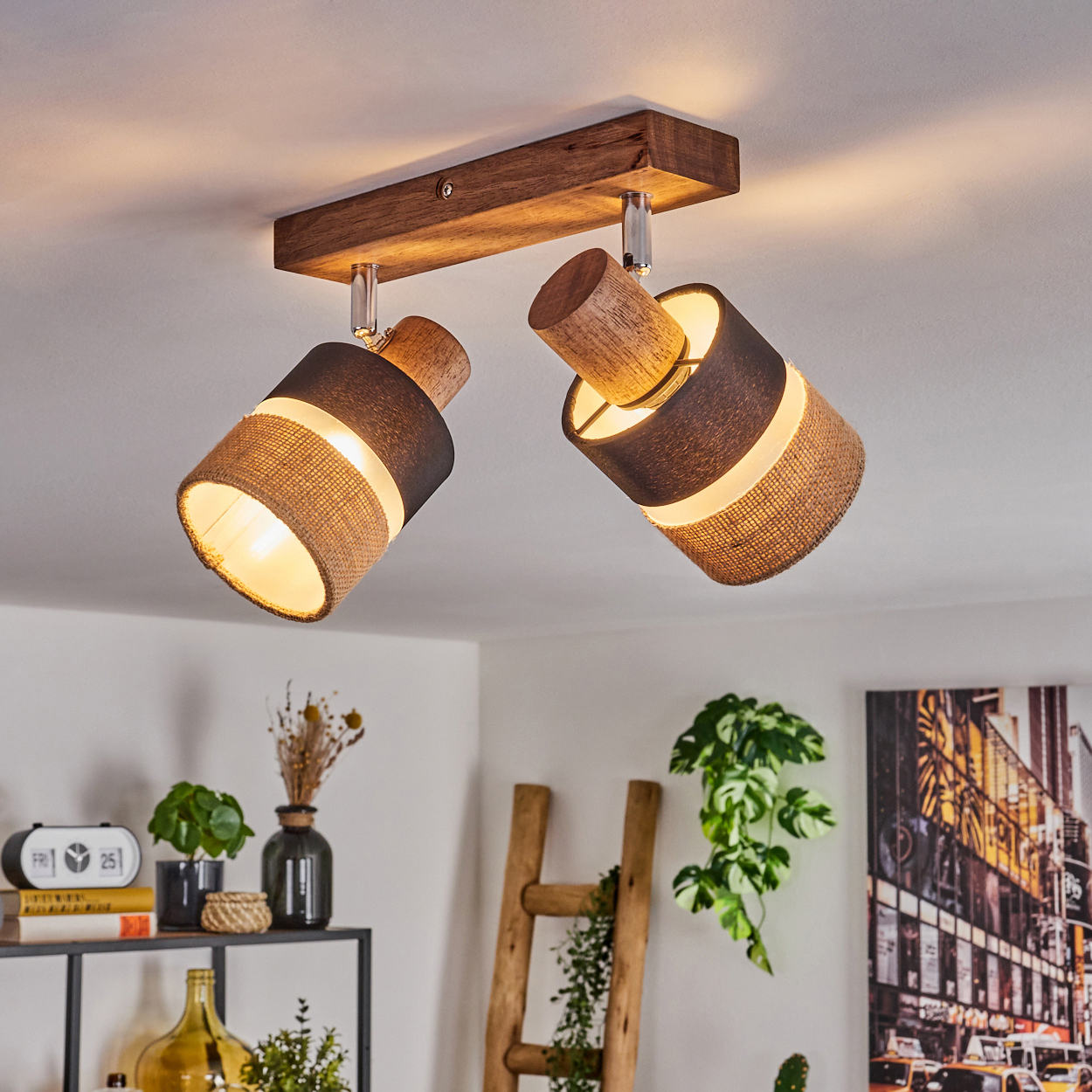 Deckenlampe mit zwei verstellbaren Strahlern, Holzsockel und Jute- und schwarzen Schirmen.