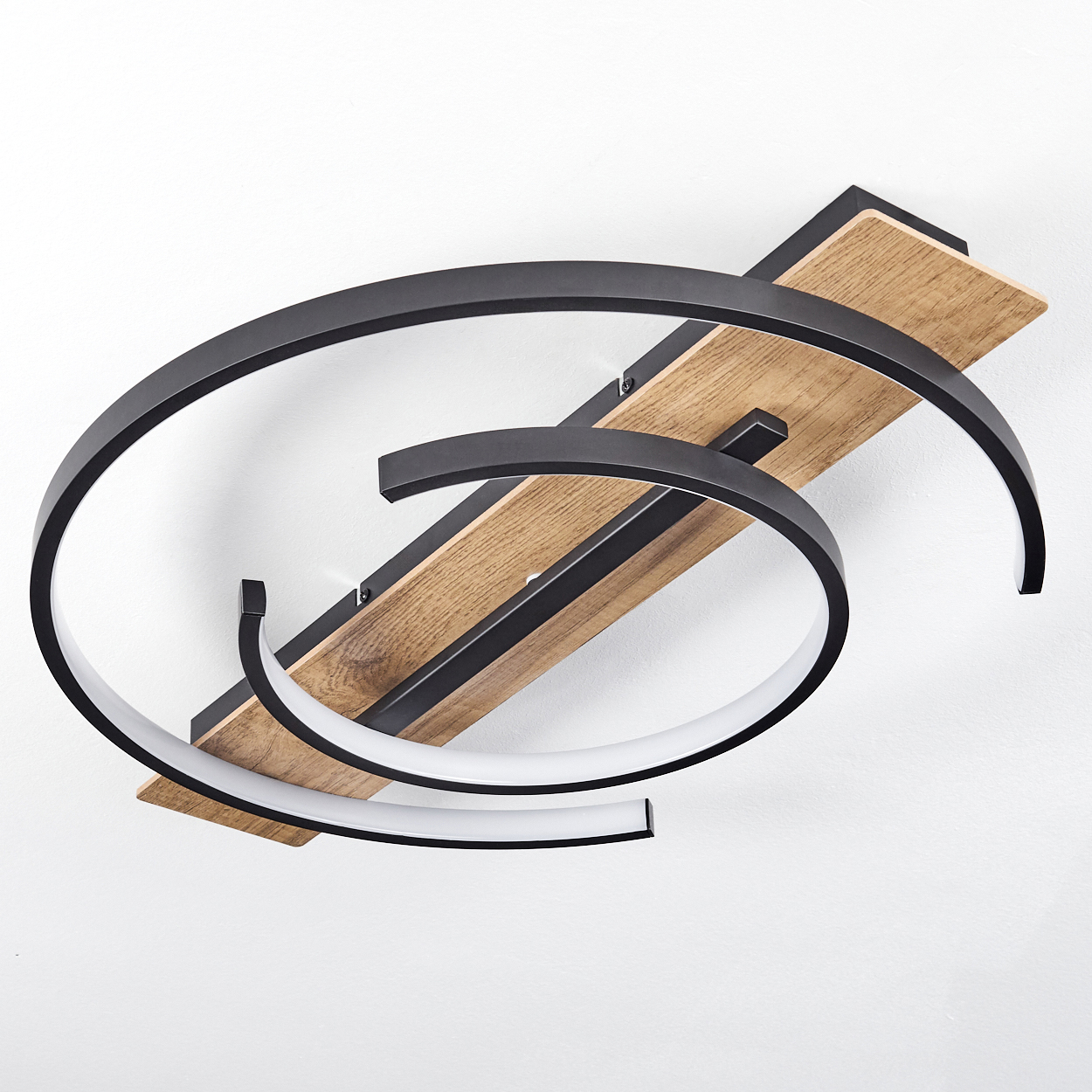 Deckenlampe mit Holzsockel, schwarzen Metallelementen und Lichtleiste, von unten.
