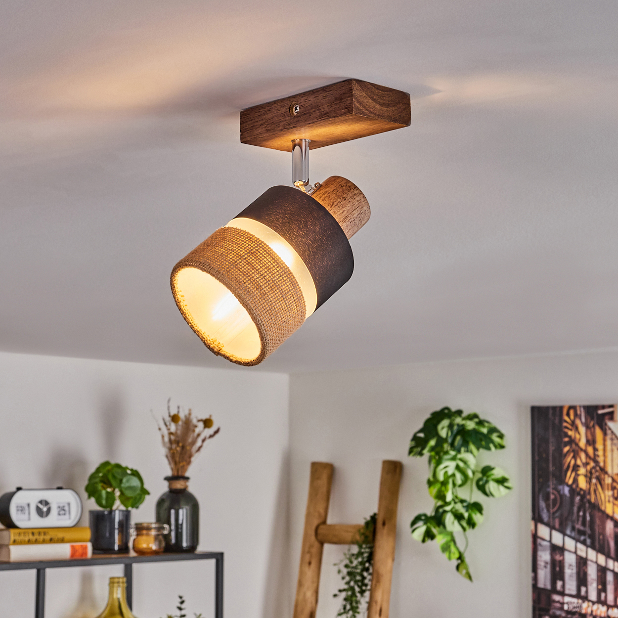 Deckenlampe mit einem einzelnen Strahler, Holzsockel und Juteschirm, nach unten gerichtet.