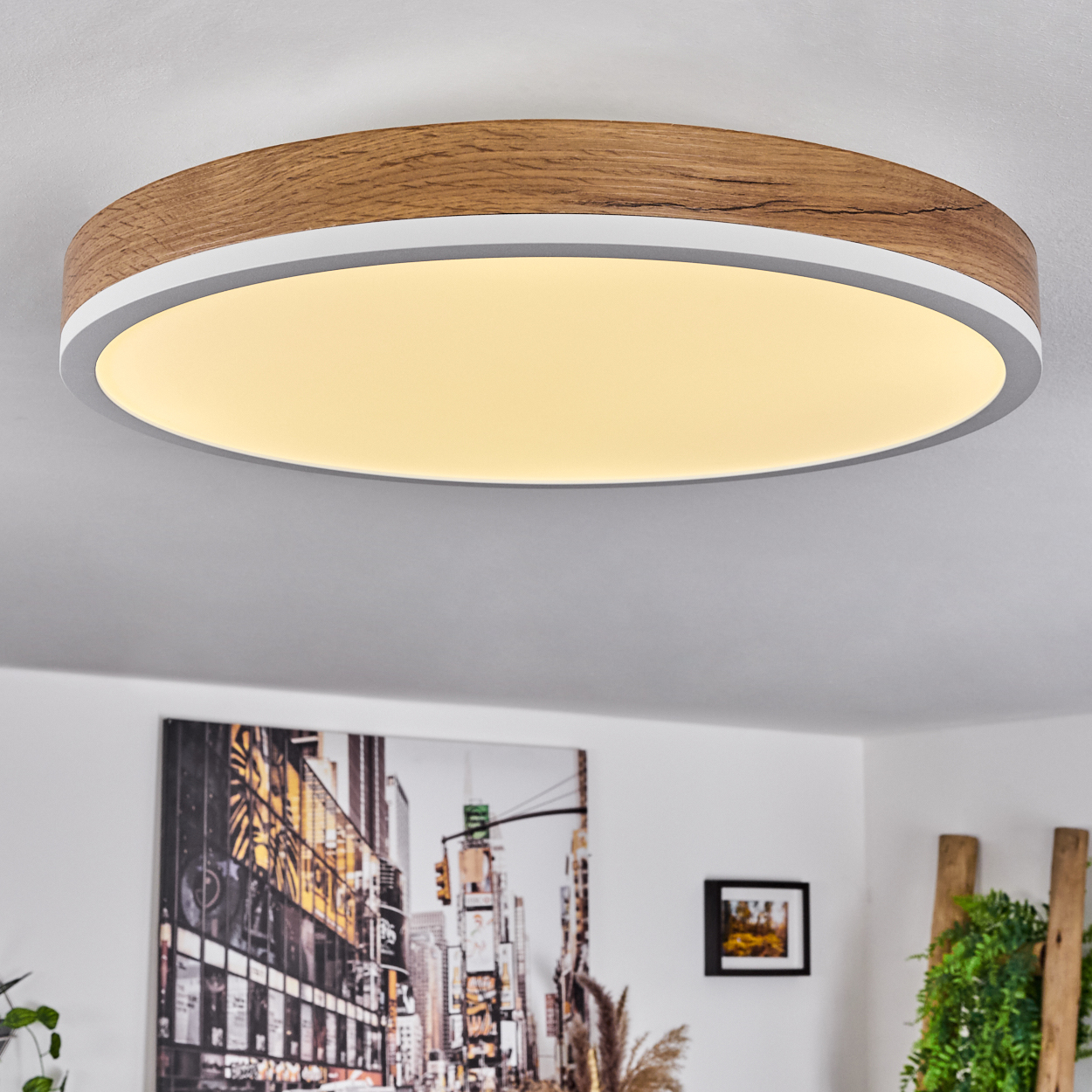 Eine kreisförmige Deckenleuchte mit Holzverkleidung und weißem, beleuchteten Innenraum.