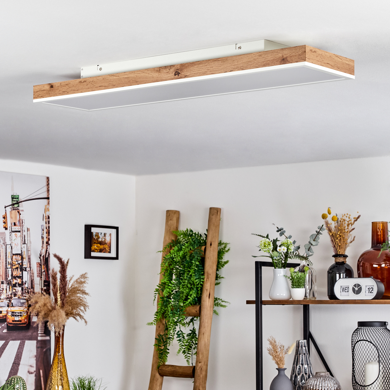 Ein Raum mit Deckenleuchte, Leiter und Dekoration. Das Licht ist rechteckig mit Holz- und weißem Finish.