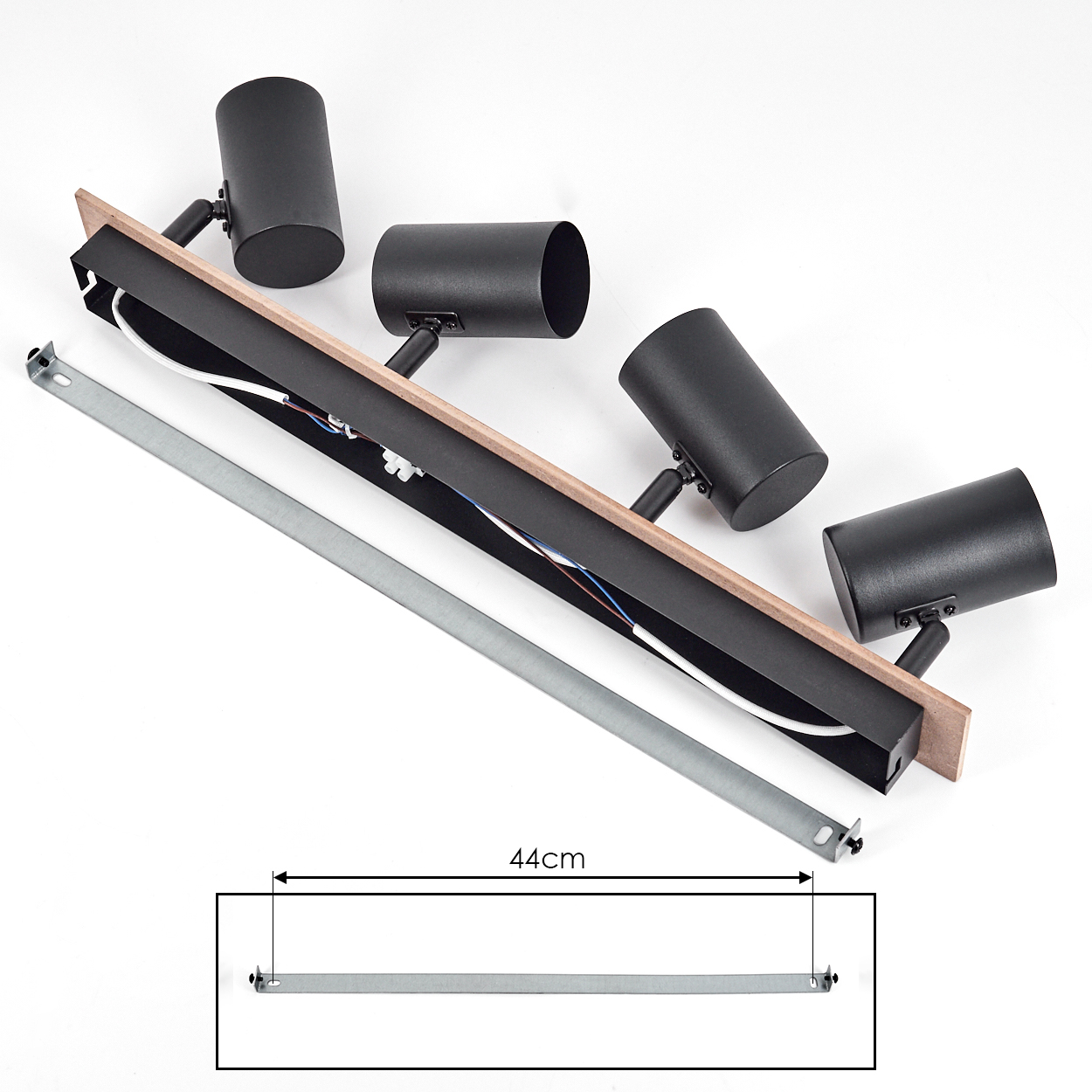 Zerlegte schwarze Strahler auf einem Holzbalken mit Metallhalterung, weißer Hintergrund.