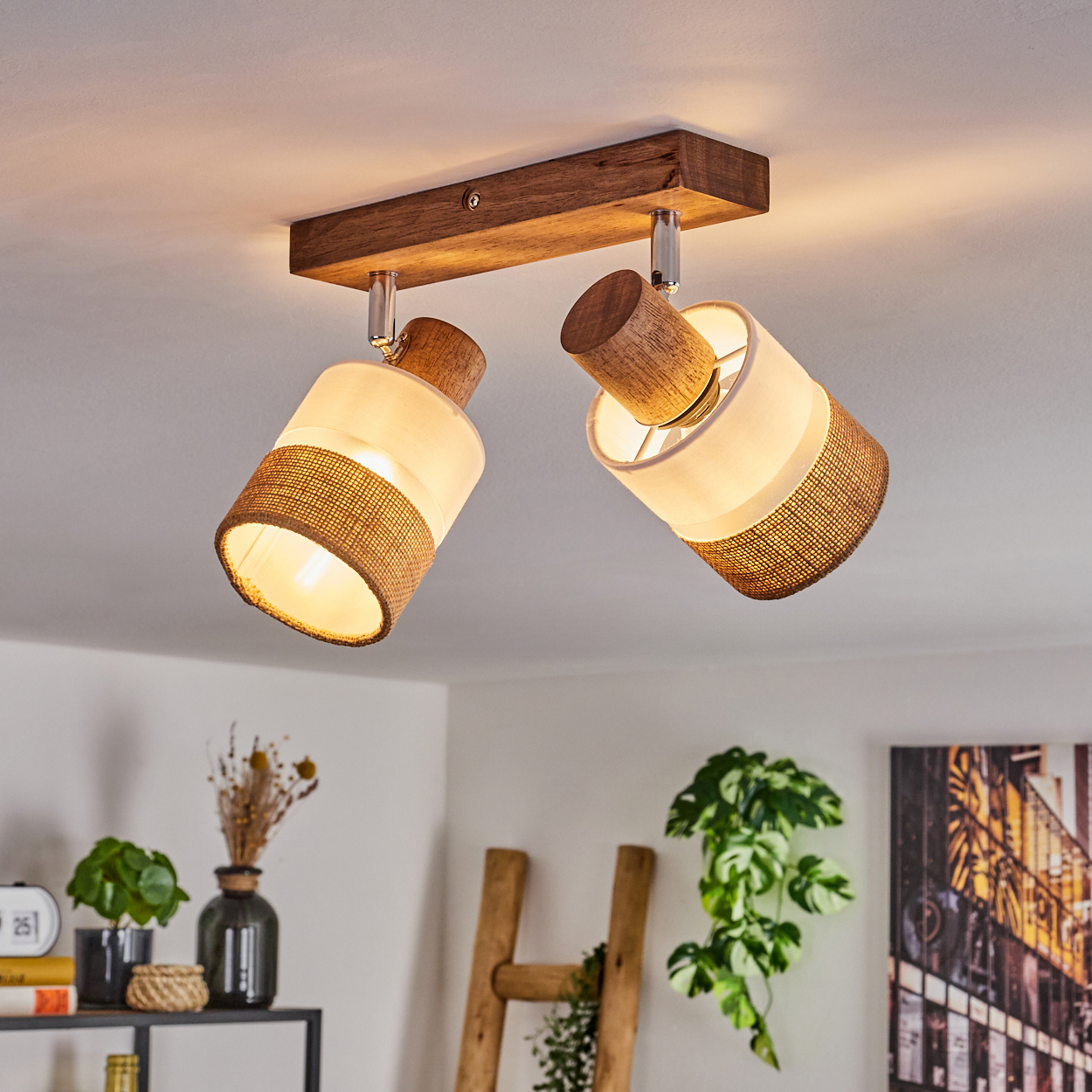 Deckenleuchte mit zwei verstellbaren Leuchten, Holzsockel und einem schirmähnlichen Schirm.