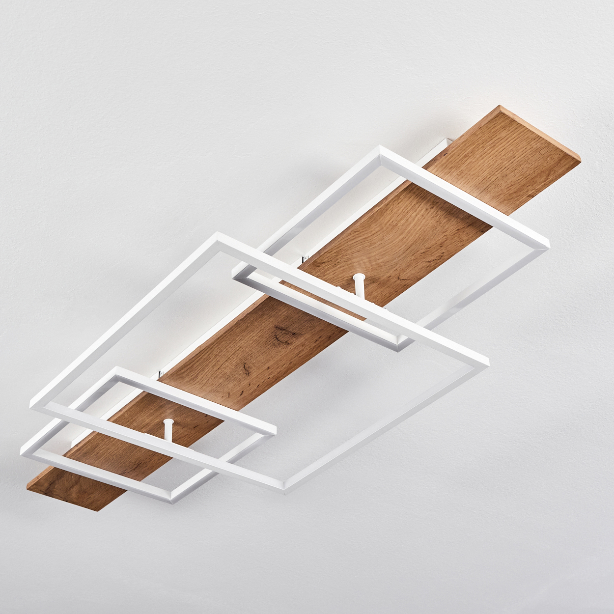 Eine weiße und hölzerne Deckenleuchte mit geometrischem Design. Das Licht ist an einer weißen Decke montiert.