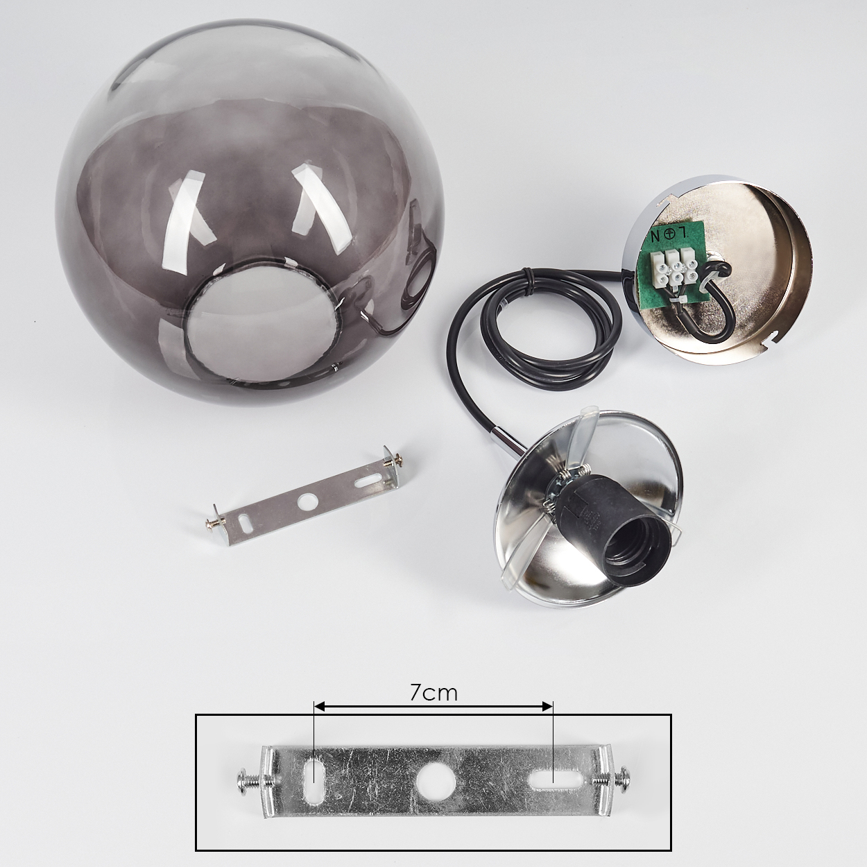 Zerlegte Lampe: ein Schirm, ein Sockel und eine Halterung. Ein Maßband zeigt 7 cm für die Halterung.