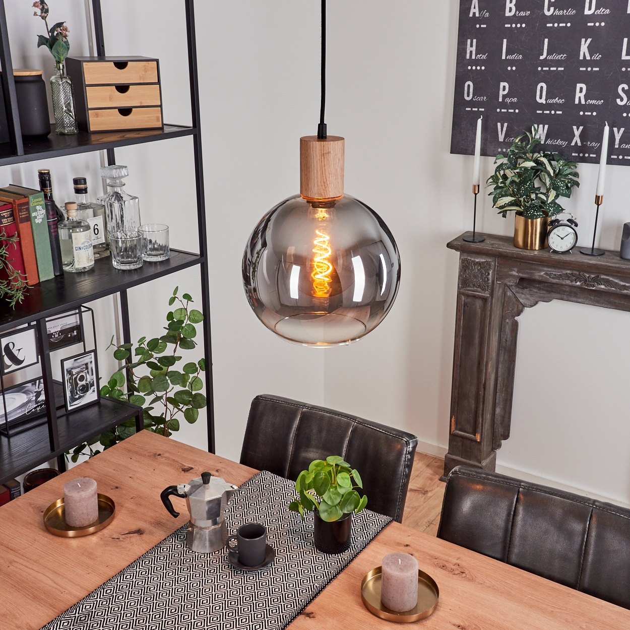 Ein Esszimmer mit einer Pendelleuchte mit sichtbarer Wendel-Glühbirne.