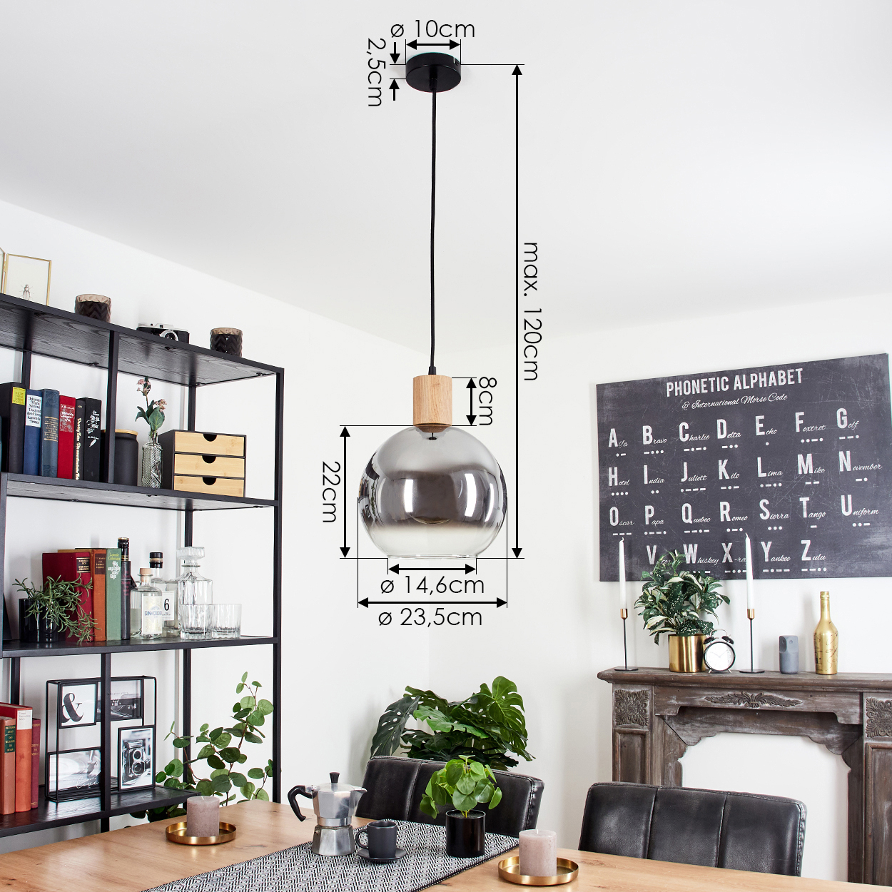 Esszimmer mit Hängelampe, einer Tafel und verschiedenen dekorativen Gegenständen.