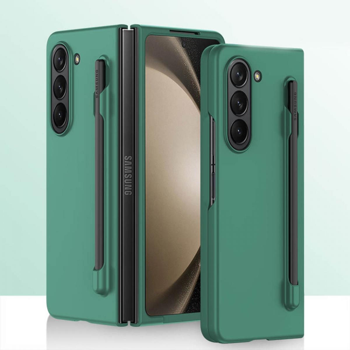Grüne Handyhüllen mit Platz für einen Stift. Eine Hülle ist geöffnet und zeigt das Telefon.
