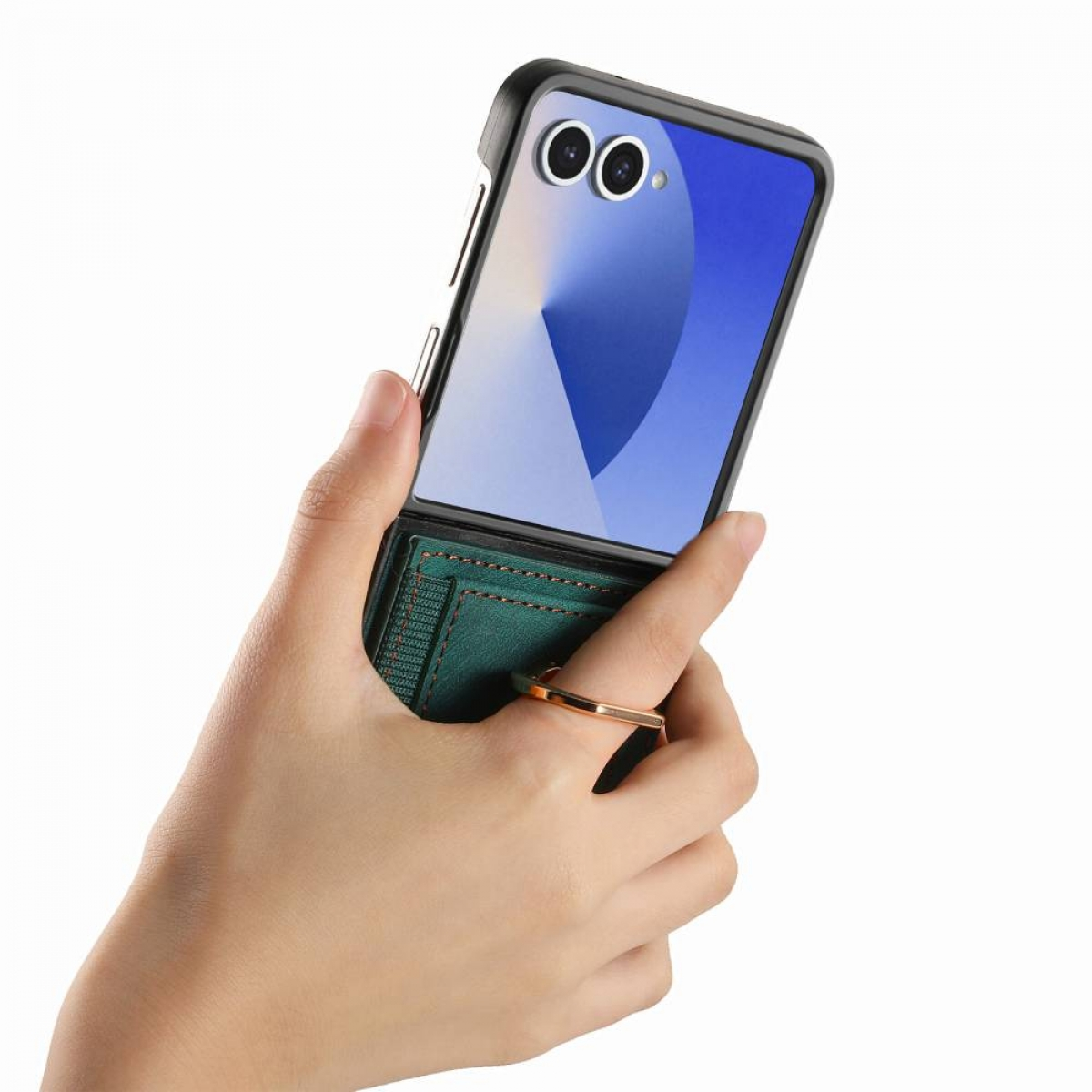 Eine Hand hält eine grüne Handyhülle mit einem Telefon darin. Die Hülle hat einen Ringhalter.