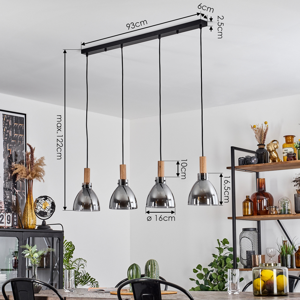 Ein Diagramm von vier Pendelleuchten mit Maßen. Die Leuchten sind chromfarben mit Holz.