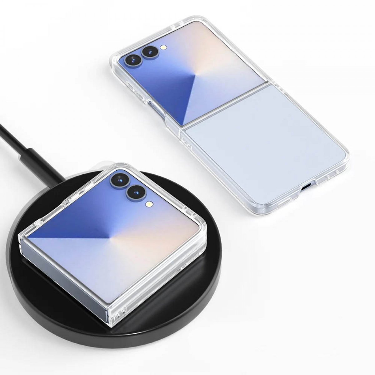 Zwei Telefone in transparenten Hüllen, eines wird geladen. Die Telefone sind gefaltet und haben zwei Kameras.