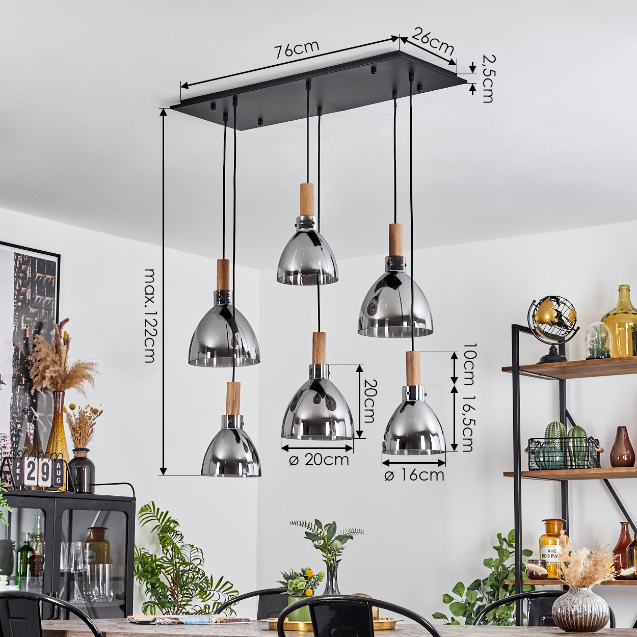 Ein Esszimmer mit sechs Pendelleuchten. Die Lampen haben silberne Schirme und Holzakzente. Die Maße sind beschriftet.