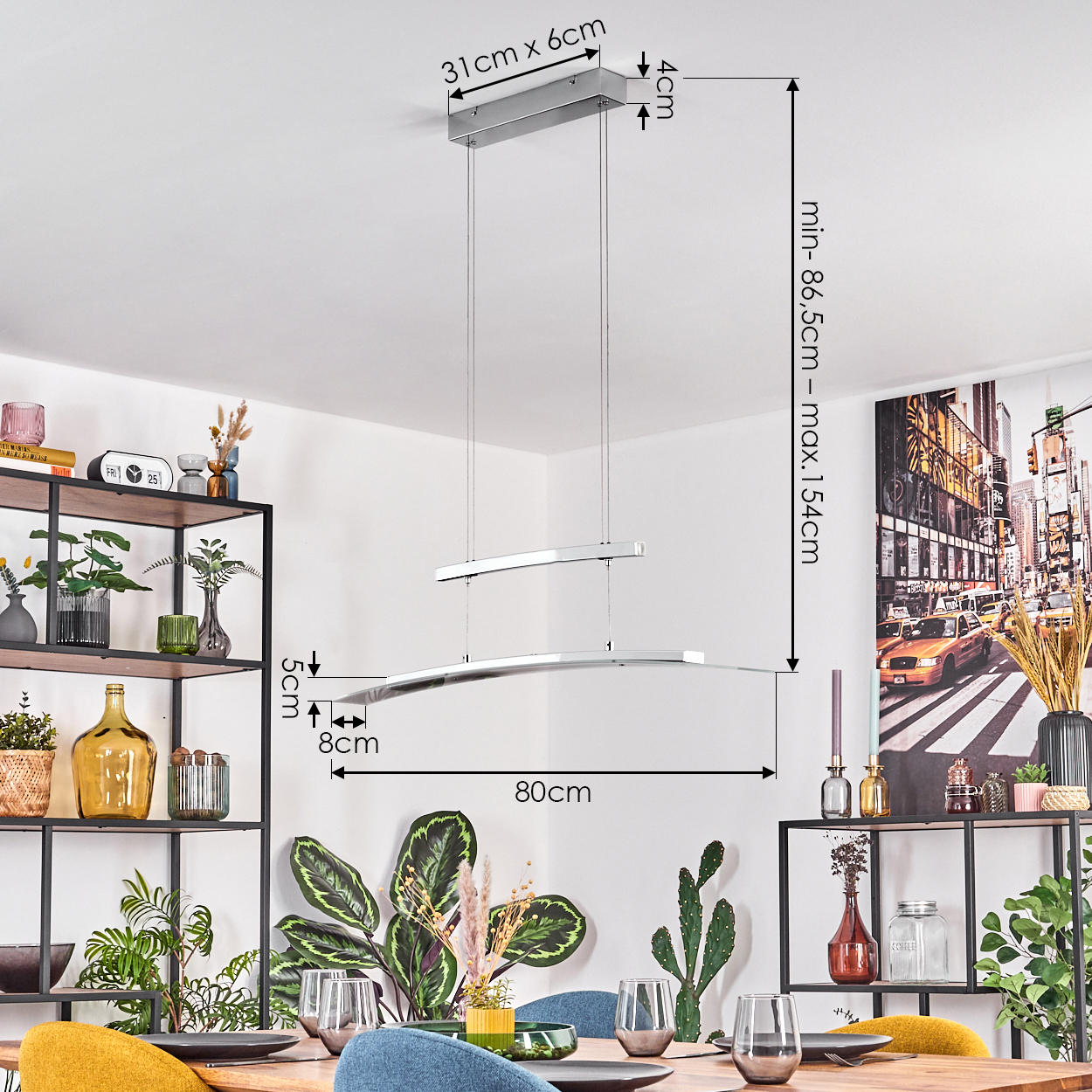 Eine moderne Deckenlampe mit geschwungenem Design, hängt in einem Esszimmer.