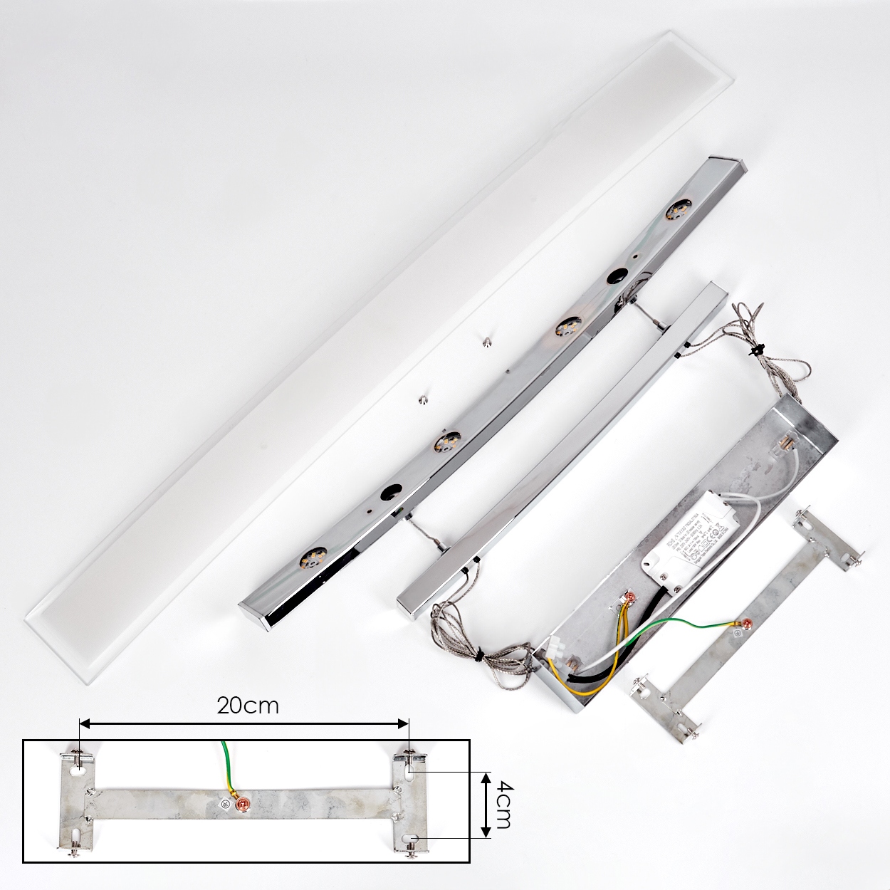 Komponenten einer Deckenlampe, einschließlich eines langen Glasteils, Metallstäbe und Verkabelung.